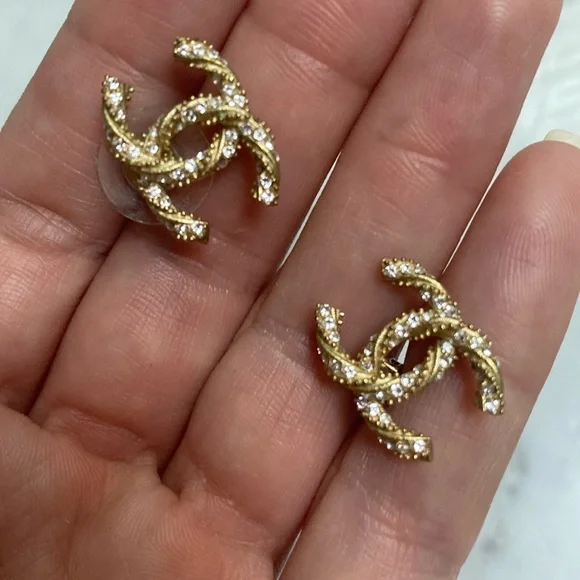 Interlocking CC gold and rhinestones chanel earrings - Picture 1 of 3